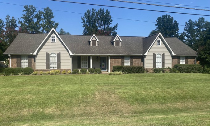 Oxford House | Inviting farmhouse with private pool