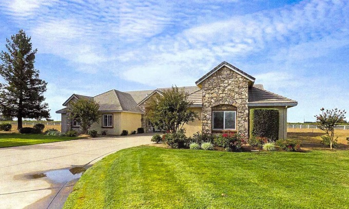 Victor House | Inviting Home on 2.5 acres, Near Vineyards