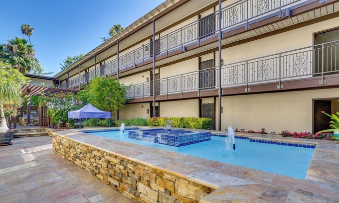 Wilshire Apartment | Inviting Los Angeles Apartment ~ 4 Mi to Downtown!