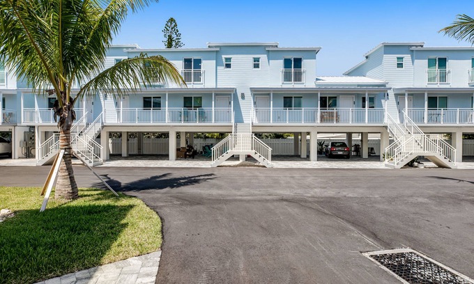 Marathon Condo | Inviting oceanfront condo with pool, dock, balcony, & W/D