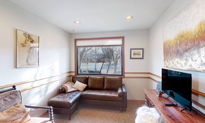 Enterprise Apartment | Inviting retreat with elegant furnishings, streaming & partial AC - near golf