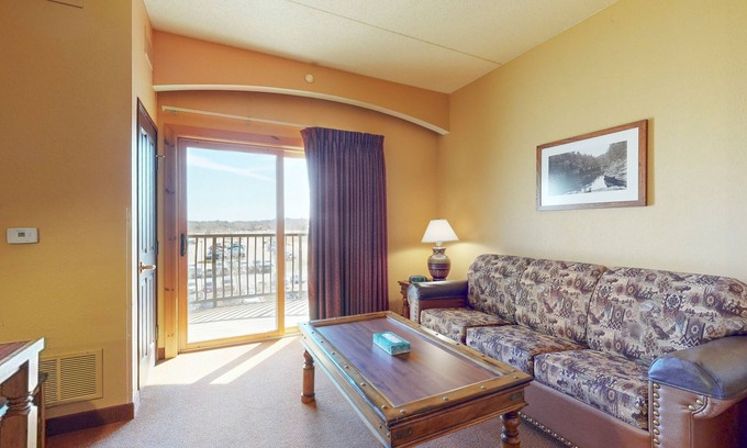 Wisconsin Dells Apartment | Inviting studio near skiing with on-site golf, central AC, balcony, & free WiFi