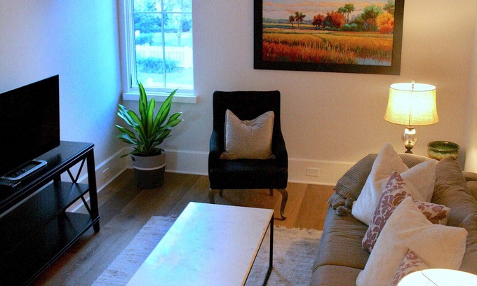 Mount Pleasant Apartment | Ion spacious above garage apartment in quiet neighborhood. High ceilings!