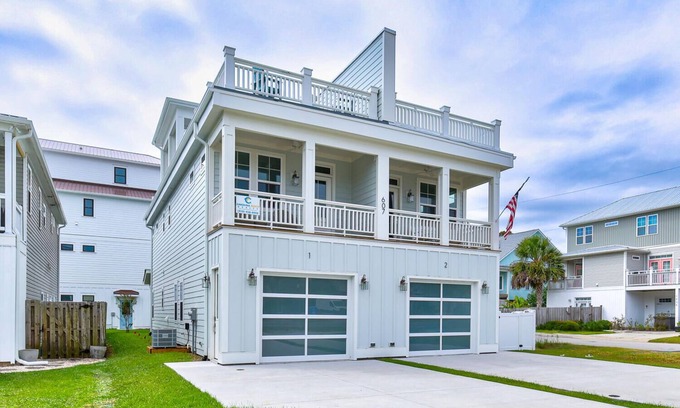 Wilmington Beach House | Irish Goodbye - Rooftop Access with Outdoor Bar, 10 Minute Walk to Beach Access