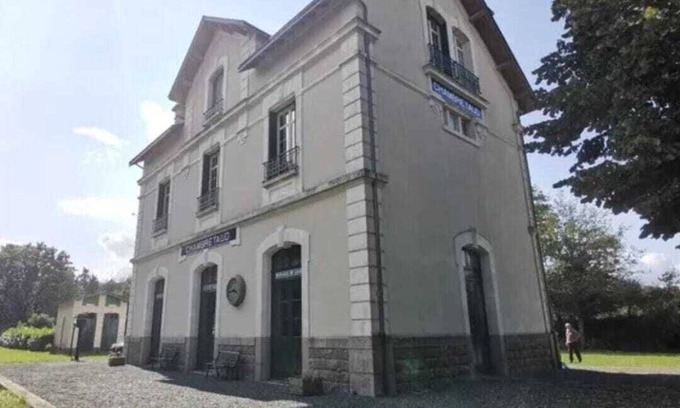 Chambretaud House | Isabelle's "train station" 3 minutes from the Puy du Fou PropertyName 106246771 1036 = House in the heart of town where everything can be done on foot