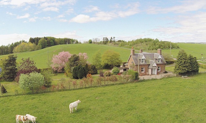Kirriemuir Cottage | Islabank Farmhouse - SAAP