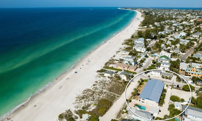 Ilexhurst Condo | Island Beach Club 22 - Anna Maria Island - Condo 2 Bedroom/1 Bath gulf front , maximum occupancy of 4 people.