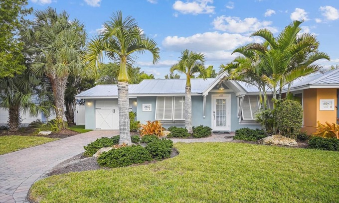 Holmes Beach Cottage | Island Cottage with open living area, pool, ground floor very close to beach located in Holmes Beach