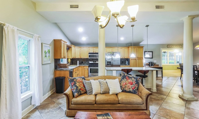 Saint Simons Heights House | Island Gateway 3BR Retreat with Fire Pit – Near Beaches & Dining