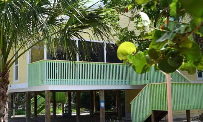 Sanibel House | Island Paradise-The Sandy Banana-across from beach-only a 2 minute walk