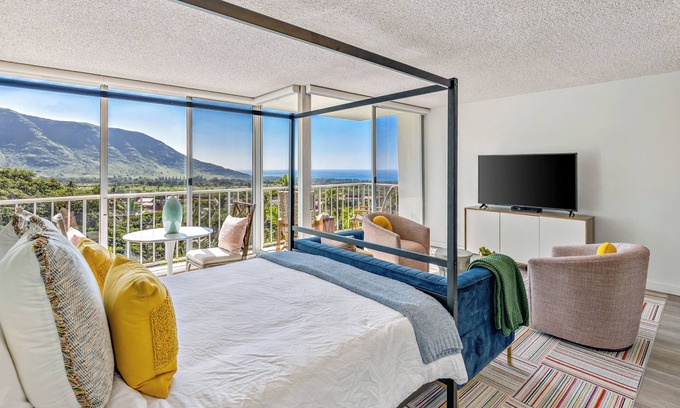 Makaha Condo | Island's EndnA stunning home in the sky with a view of paradise