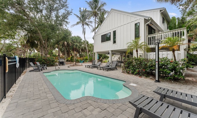 Siesta Key House | Island Sol: Secluded 4 BR Paradise with Salt Water Pool, Walk to the Village