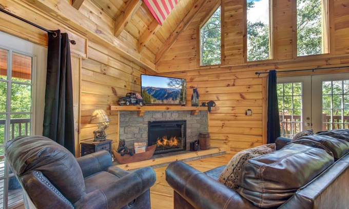 Gatlinburg - Pigeon Forge Resort | It would be Beary nice to meet you in this new construction log cabin!