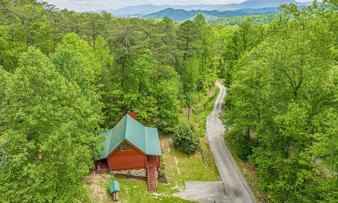 Gatlinburg - Pigeon Forge Cabin | "Its All Good In The Woods" rustic cabin w/hot-tub
