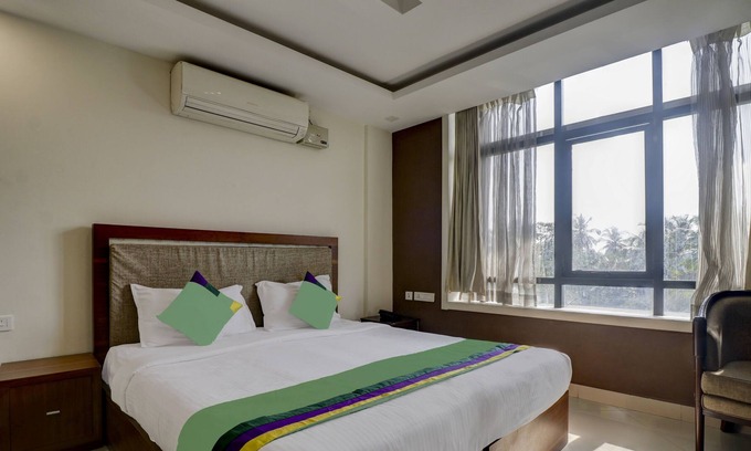 Kozhikode Hotel | Itsy By Treebo - Rotano Glitz Inn