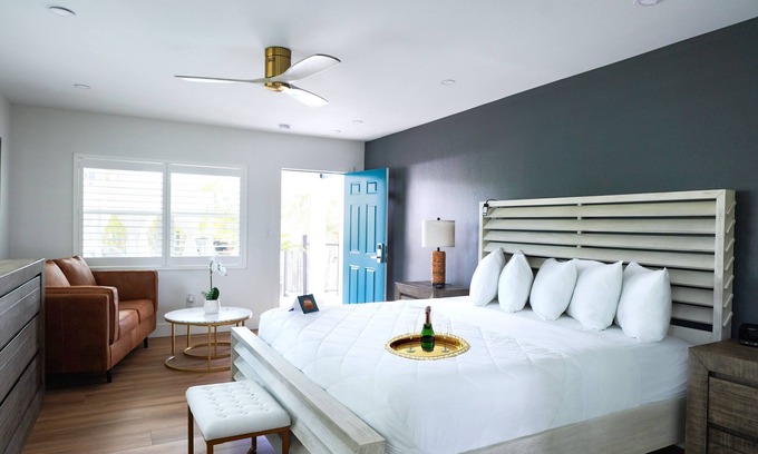 Clearwater Beach Hotel | Ivory Sands Beach Suites - Executive Water View King with Jacuzzi