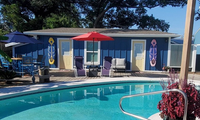 Pretty Bayou House | Ivy Palms Retreat (Private Pool House!)