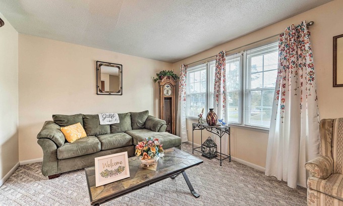 McCutcheon Field House | Jacksonville Getaway ~ 4 Mi to Downtown!