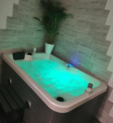 Vitrolles Bed & Breakfast | Jacuhomespa13