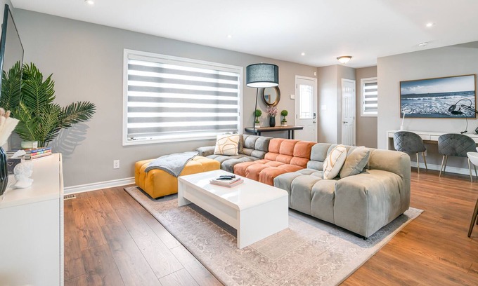 Niagara Falls House | Jacuzzi, cold plunge, pool, full gym & 5min drive to the FALLS! CDN SIDE