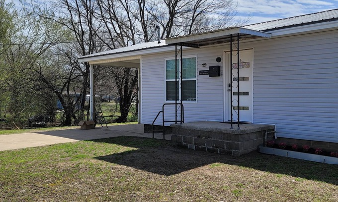 Sallisaw House | Jade's Landing-2 bedroom-new, modern, clean.