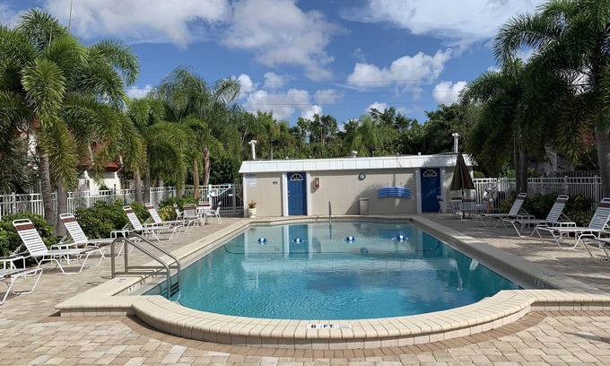 Iona House | Jan 2026 Special Save 10%! Spacious 3BR/3B Townhouse Near Sanibel & FMB