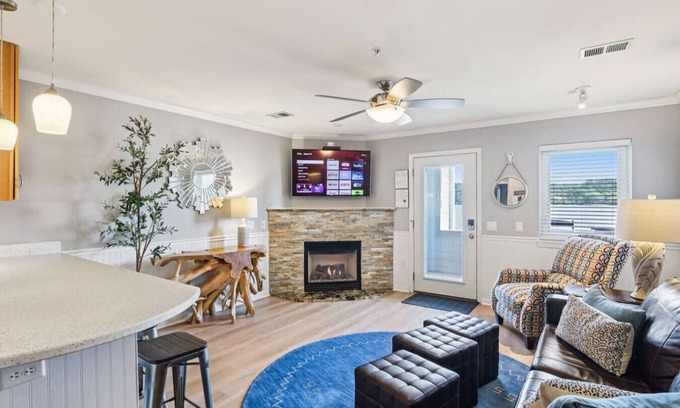 Lake Delton Apartment | Jana`s Cozy Lakeside Condo - Pickleball