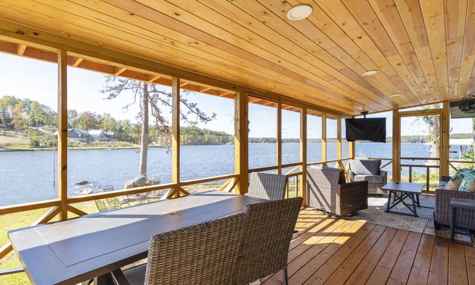 Eclectic House | Janmother's Cabin, easy walk to The Social on Lake Martin, Castaway Island
