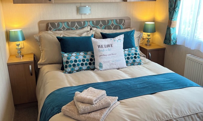 Hamworthy House | Jasmine 2-bedroom dog-friendly caravan + sea view on Rockley Park, Poole Harbour