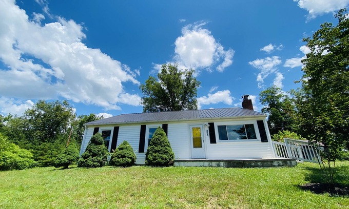 Newport House | Jasmine House-Dog, family friendly-5 mins Douglas Lake-Large yard-Country Vibe