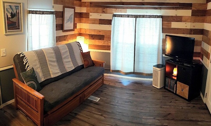 Esko Cottage | Jay Cooke Cottage: Autumn Colors Headquarters, dog +, largeyard & firepit