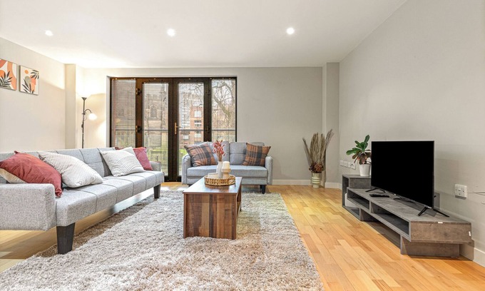 Leicester City Centre Apartment | JDY’s Homely Stays, Easy access to everything from this centrally located place.