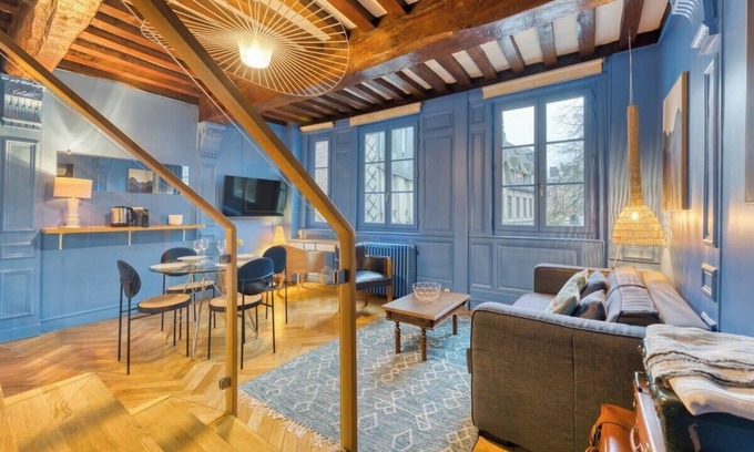 Quartier Vieux Marche-Cathedrale Apartment | Jehanne* : L'élégance* Médiévale*