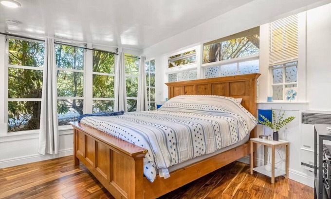 Santa Barbara Apartment | Jennifer`s Cottage Room (dog friendly)
