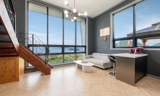 Dolsan-eup House | Jigeum Yeosu Ocean View Pension