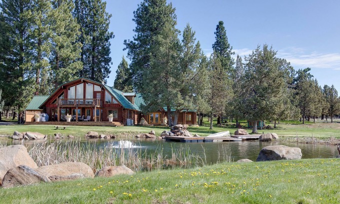 Sisters House | JJ Ranch 40 acres 5 bdrm 3 bath private pool, sauna, soaking tub Mountain Views