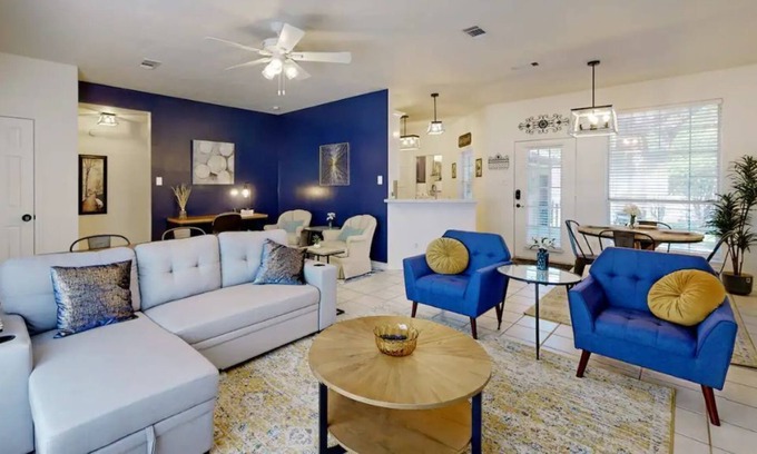 La Brisa House | JJ’s Retreat ~ Gorgeous Renovated Home ~ Sleeps 7 ~ 4 miles from Texas A&M