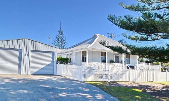 South West Rocks House | Joanna Cottage - walk to the beach