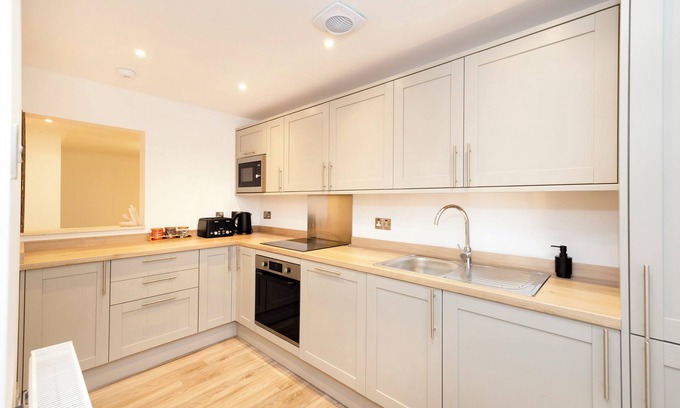 West End Apartment | JOIVY 3BR Flat in Haymarket with Free Parking