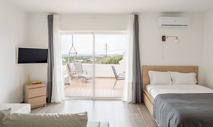 Poco do Mouro Apartment | JOIVY Superb studio w/patio in Faro