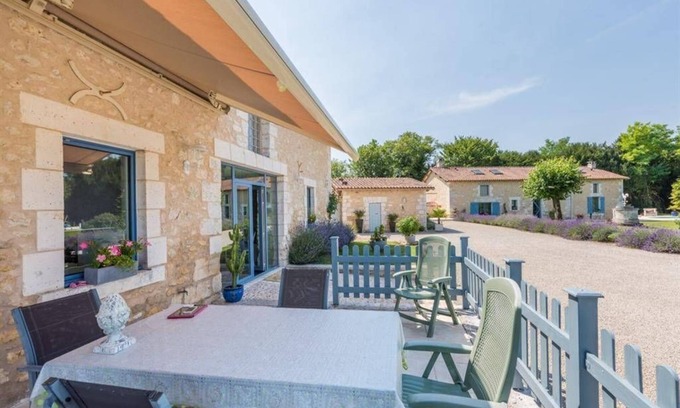 La Chapelle-Faucher Villa | Jolie Gîte DE Charme EN Pierre Avec Piscine Chauffée Privée Pour 8 Personnes