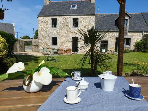 Guisseny House | Jolie maison en pierre avec grand jardin pour 6