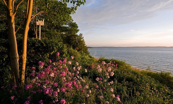 Lake Leelanau Cottage | JOLLI-LODGE~Beach Resort in Leland