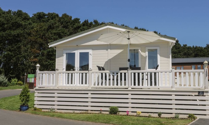 Cayton Bay Cabin | Jonstone Pines Lodge at Cayton Bay Holiday Park