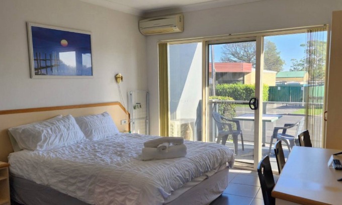 Sussex Inlet Apartment | Jopen Motel Unit 1 - In the heart of town