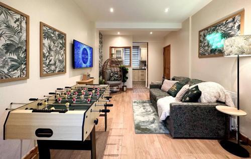 Rhondda Cynon Taff Apartment | Joyful Jungle Jewel Wbalcony & Foozeball-ferndale