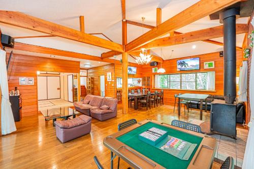 Tsumagoi House | JoYSOUNDカラオケBBQや麻雀セット完備断崖の上に建てられた大型貸別荘
