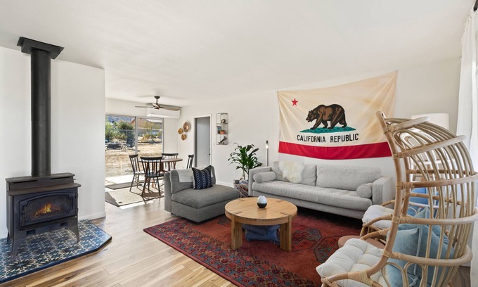 Joshua Tree House | JT Getaway π΅π Hot Tub, 10 Min Drive to Natβl Park, Dogs Friendly!