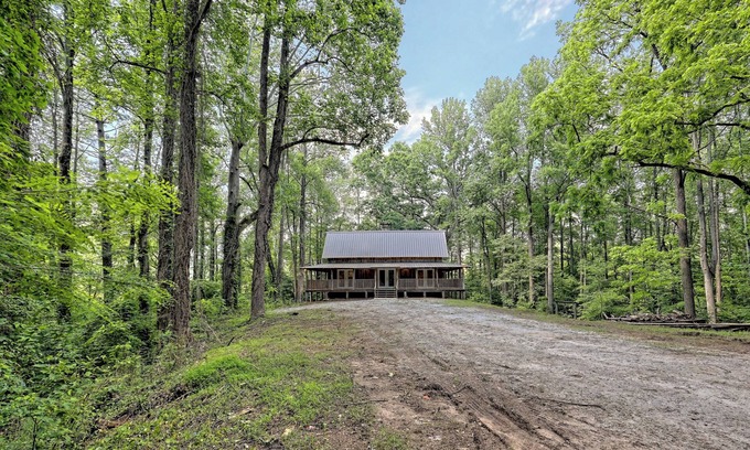 Clayton Cabin | Judge's Mountain CabinnNew Listing - Walk to Clayton