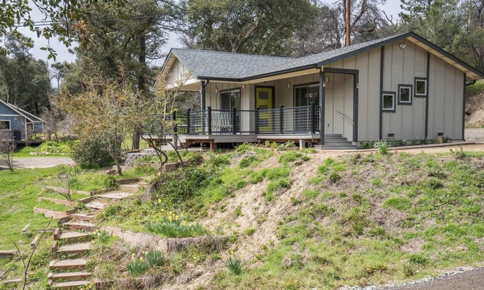 Julian House | JULIAN MOUNTAIN COTTAGE a.k.a. "THE RETREAT"